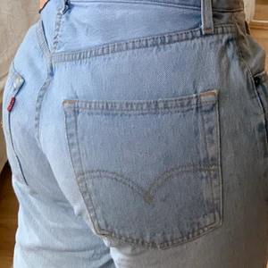 Levis jeans  - Raka levis byxor light wash och högmidjade, ganska slitna, därav priset. De är lite förstora för mig och jag är small till medium.