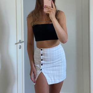 Super gullig vit kort kjol med rutigt mönster och knappar! Köpt från forever 21, 2018. Använder aldrig, köpare står för frakt ☺️🤍