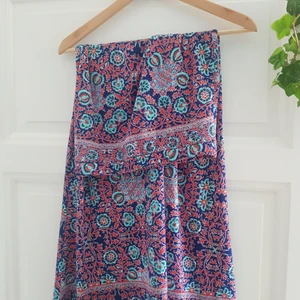 Långkjol mönster - Mönstrig långkjol som är 93 cm från resårbandet till slutet av kjolen, slutar typ vid anklarna på mig som är 173. Bra skick, använd en del, lite nopprig men enda slitaget. Kjolen är i bomull tror jag. Dm för fl3r bilder eller frågor.