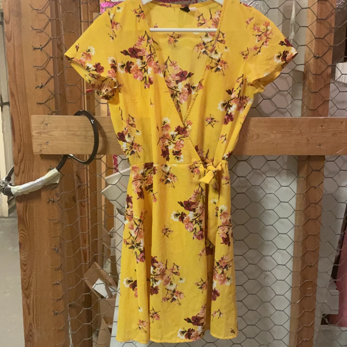 Gul blommig klänning 