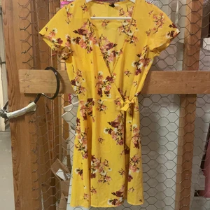 Gul blommig klänning  - Divided mkt fint skick aldrig använd storlek 34