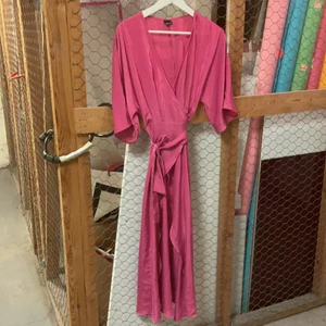 Fin klänning rosa - Använd fåtal ggr lite stor för mig storlek 36 sjukt fin o härlig