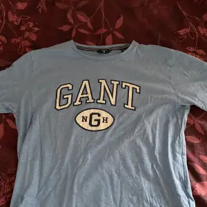 Gant T-shirt i blå färg (blåare i verkligen)skönt material 