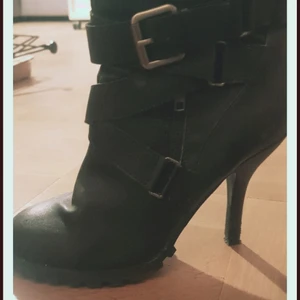 BCBG vinter stövlar - Svarta läder stövlar, fläckarna är kan enkelt tas bort med en trasa eller dylikt. Nyskick