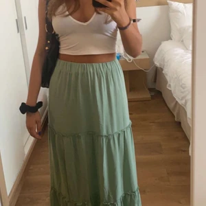 ASOS kjol  - Kjolen är från ASOS i storlek 36, är 165 cm. Säljer då den ej kmr till användning