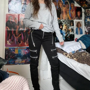 Gothicana by emp jeans - Jeans i fint skick använt några gånger. Har ett skärp så dom ska sitta bättre på mig. Katt i hemmet. Är 155 cm lång. 