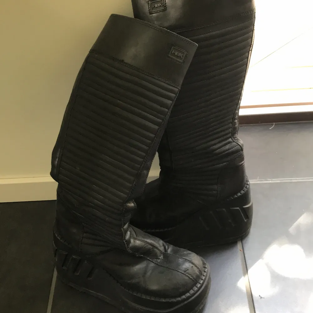 Tuffa höga boots i Stl 38. Cool platåsula och högt skaft. Tecken på användning finns men de har besökt skomakare så de är hela o redo att användas!! Möts helst i Stockholmsområdet. Snabb affär=bättre pris.. Skor.