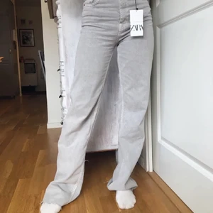 Gråa jeans  - Säljer dessa grå jeans från zara, storlek 34. Passar även 36. De är i full lenght och är långa på mig som är 173:) Buda!! 