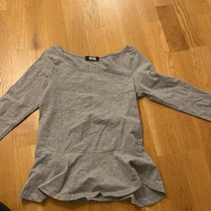 Grå tajt tröja från Bikbok i storlek xs/ - Grå tajt tröja från bikbok i storlek xs/s. Gammal men aldrig använd. 