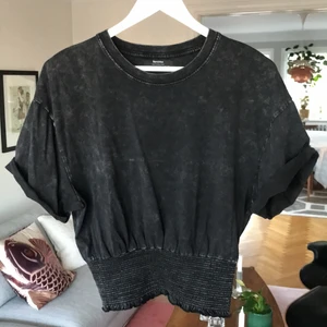 Bershka topp - Söt Bershka t-shirt-topp med smock i midjan. Smickrande passform. 