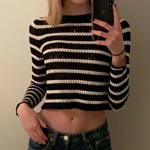 Randig zara topp - Säljer denna zara toppen då den inte kommit till användning på ett tag. Super fin och i bra skick, bara använd 1 gg💞 Trendig och finns inte att köpa längre. Första bilden är min och andra är tagen ifrån Plick😁