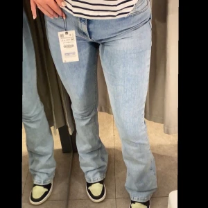 Zara jeans - (Obs mina bilder!) Säljer dessa ursnygga långa Zara jeans som dessutom är slutsålda!! Dom är lågmidjade och är långa i benen😍 Storlek 38 men SMÅ i storleken så dem är en 36! 300+spårbar frakt!