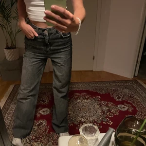 Jeans  - Säljer dessa sjukt snygga jeans från zara⚡️ supersnygg grå färg och jättelätta att styla💕 de är i väldigt fint skick då dem knappt är använda. säljer då jag nyss rensat ut garderoben, skriv gärna till mig om ni vill ha fler bilder eller mer information 🥰