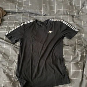 Nike t-shirt storlek M - Säljer en Nike t-shirt som är relativt mycket använd men som fortfarande är i ganska bra skick. 