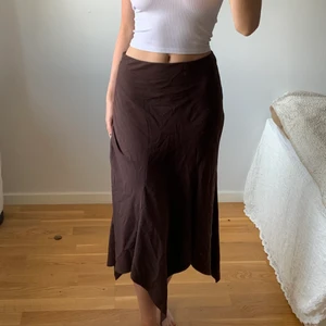 supercool kjol! - assnygg kjol med ball detalj längst ner (sicksackigt)! Det står storlek 40 men jag är en S och den sitter fint runt midjan (66cm)