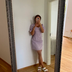 Klänning - Säljer denna fina lila klänning från NaKd. Använd en gång och i ett nyskick. Superfin färg på klänningen! Storlek S. Frakt tillkommer! 💜