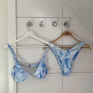 Helt Ny marmor bikini från Shein - Ny pris 120. Helt ny skit snygg bikini från shein, endast testad med trosor under samt alla lappar är kvar. Kommer i två delar. Hör av er vid eventuella frågor :) skulle säga att bikinin är mer som S än M i storleken. Om fler är intresserade blir det budgivning. Fraktar eller kan mötas upp i uppsala. 