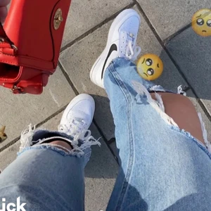 Nakd jeans - Säljer mina vida nakd jeans som e lite för korta för mig, är 175cm. Trådarna eller ”tyget” vid hålet är uppsprettat🤎