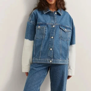 Na-Kd Jeansjacka  - Jättesnygg jeansjacka i denim med vita ärmar från Nakd, passar till mycket och är perfekt för sommaren, våren och hösten! Jackan stämmer bra överens med bilderna och säljer för att den helt enkelt inte kom till användning. Andvänd ca 4 gånger och är i perfekt skick👌🏼💕 orginalpris 549kr