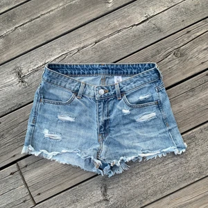 Jeans shorts - Ett par fina jeansshorts som är populära ifrån zara.