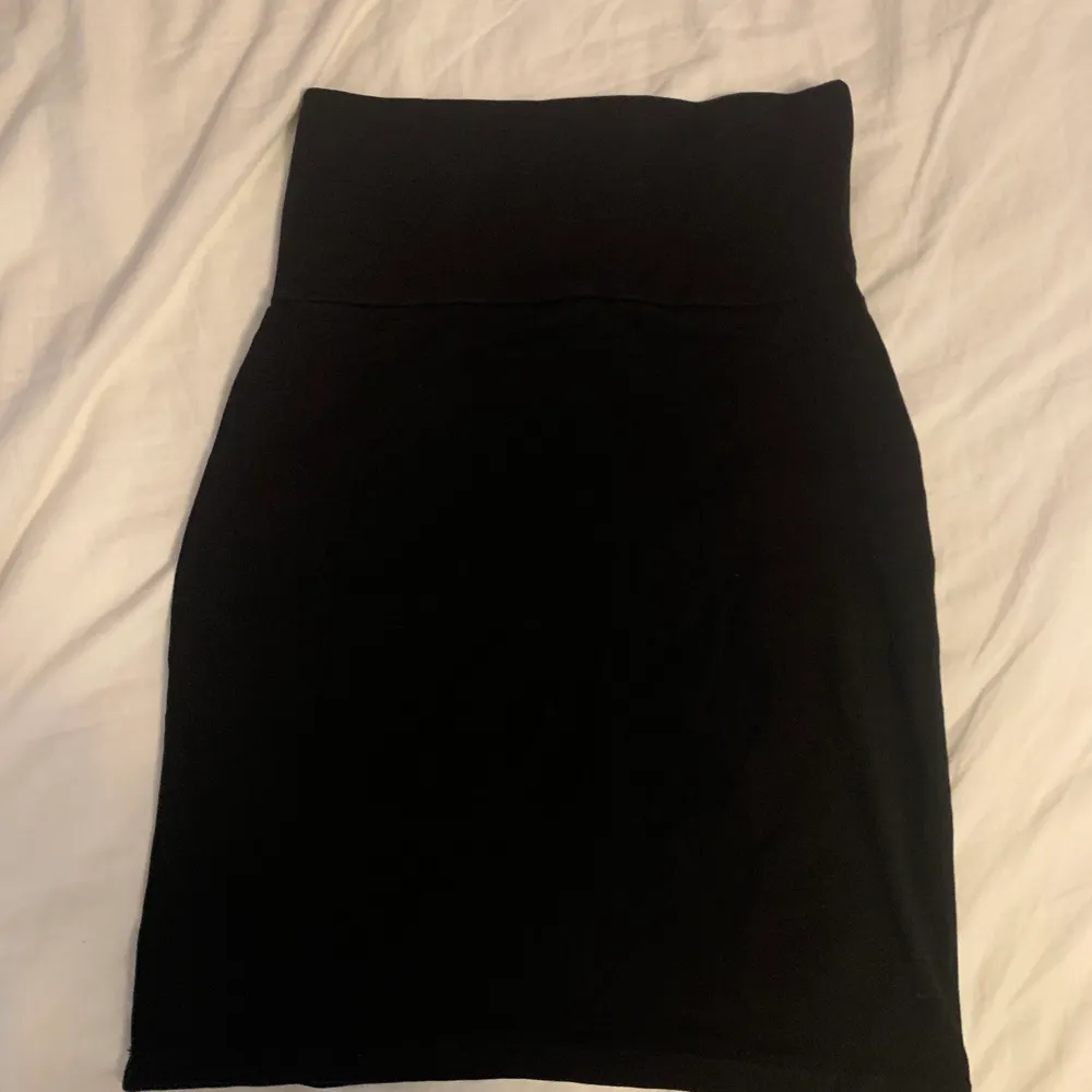 💕En vanlig simpel tight svart kjol från indiska. Sparsamt använd. Passar till i stort sett allt och är ett must have basplagg! Säljer då den inte funkar i stilen jag vill ha. Strl S✨ köparen står för frakt💕. Kjolar.
