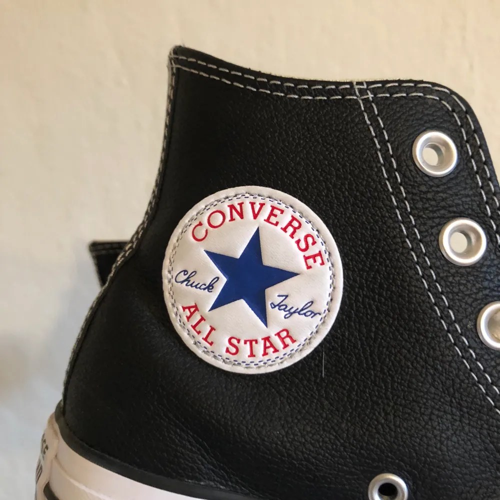 Helt nya Converse i läder 😍😍 använda 1 gång. Skor.