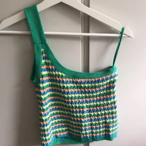 En one shoulder topp från stradivarius - Jag säljer denna topp från stradivarius som jag har köpt på zalando för att jag inte får någon användning av den. Den har aldrig använts. Frakt ingår ej i priset.