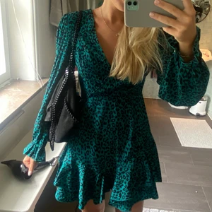 Super snygg klänning  - Super fin klänning i strl S, färgen visas bäst på de två sista bilderna. Helt oanvänd❤️💗💓