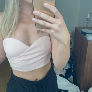 Topp utan band rosa - Superfin men tyvärr för stor för mig. Står inte storlek i, men skulle säga någon mellan strl S-M 💕