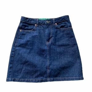 Jeanskjol - mörk jeanskjol köpt på humana, säljer då den är lite stor på mig! frakt tillkommer 