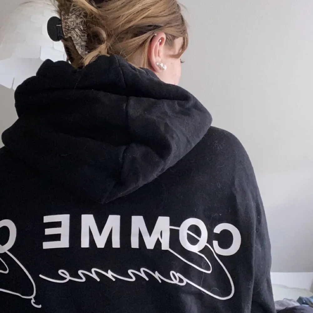 Svart hoodie med text på franska! Större tryck på ryggen. 🖤Strl XS🖤 Väldigt mjuk och behaglig! Oanvänd! KÖPT I PARIS för några år sedan. Hoodies.