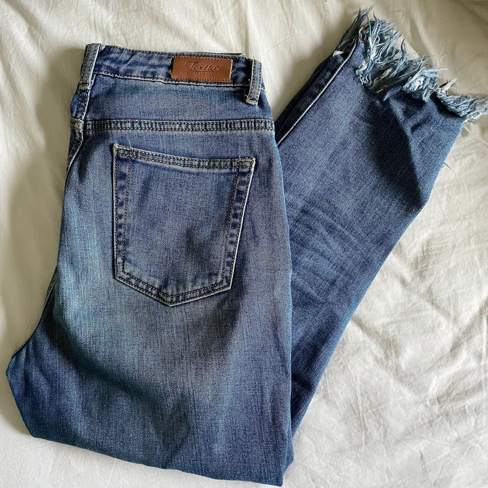 Jeans med fransar nertill. Kortare i modellen. . Jeans & Byxor.