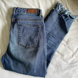 Jeans med fransar nertill. Kortare i modellen. 