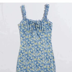 somrig klänning - Säljer en klänning som aldrig är använd. Den är i storlek M men passar S och M. Säljs för 150kr+frakt