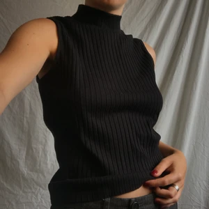Kortärmad svart polotröja - 💞En stilren och enkel kortärmad och svart polotröja i storlek M. Passar XS-M och jag är storlek S som referens. 