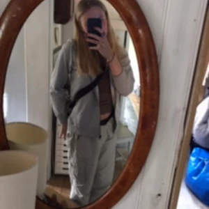 Jättesnygga byxor  - Från humana men jättefint skick då jag bara använt ett fåtal gånger! Ganska stora på mig som är xs/s men jag brukar vika upp de i midjan som ni kan se på andra bilden, och då sitter de jättebra! Jag är 172 och de är lagom långa på mig. Säljer då jag har ett par liknanden! 🌺