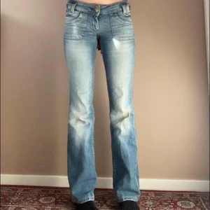 Lågmidjade Lee jeans  - Jättesnygga, simpla, lågmidjade jeans från märket lee. Sitter väldigt snygg, men de kommer tyvärr aldrig t användning. Frakt 79kr💕 skriv för mer info 