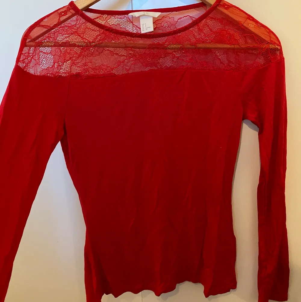 Röd långärmad tröja från hm.. Tröjor & Koftor.