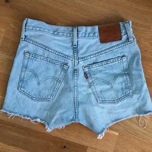 levi’s 501 jeansshorts i bra skick!💗