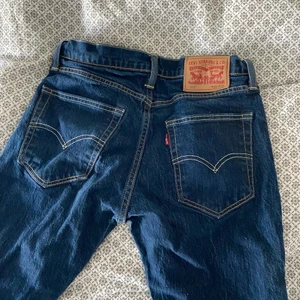 Mörkblå Levis jeans  - Superfint skick! Passar xs-m, vill man ha dem baggy bör man ha xs/s 🤍 kontakta mig om ni är osäker på storlek så hjälper jag! 