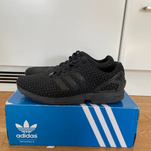 Adidas skor - Säljer ett par adidas skor som bara legat hemma efter en del användning. Skorna är smått slitna innanför skon men ingenting utepå.