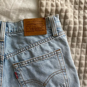 LEVI’s JEANS - ASsnygga jeans från Levi’s, modellen balloon leg, storlek 26. Jättefin färg och skick, endast använda ett par gånger. Nypris 1100kr. Budgivning vid stort intresse