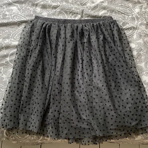 Glittrig kjol från H&M - Superfin kjol med glittriga stjärnor på. Den är i storlek 164 men passar S och kanske M. Använd en gång sedan bara legat i garderoben. Skriv privat för mer info🤍🖤