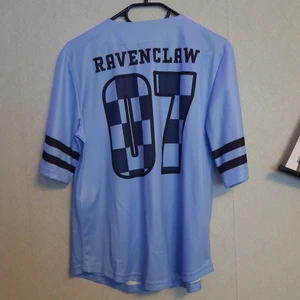 HARRY POTTER TRÖJA  - Relativt nytt plagg som jag säljer då den inte sitter bra på mig 