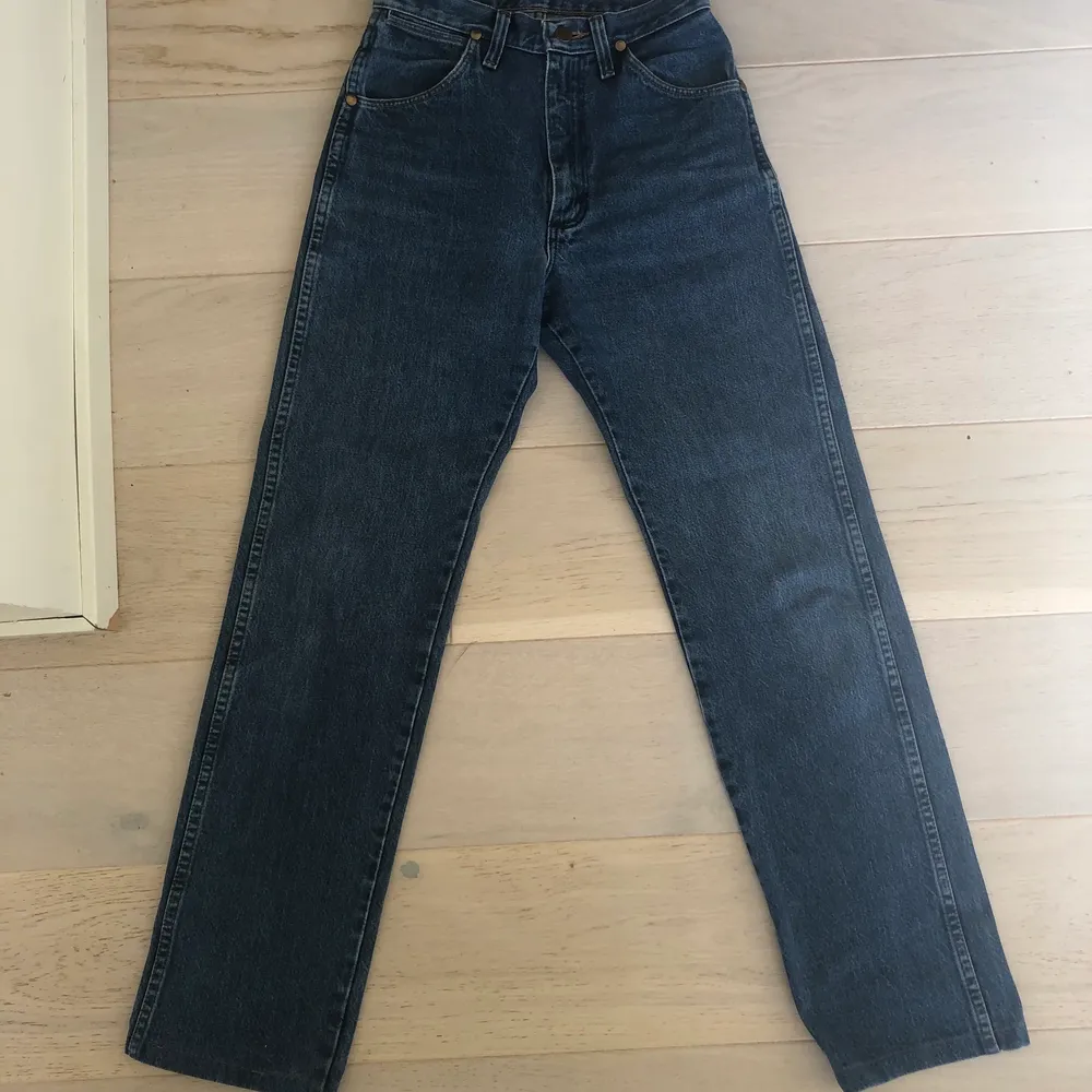 Högmidjade raka Wrangler jeans i bra skick förutom att märket på bakfickan är lite sönder. Storleken uppskattas till 26/30 eller ungefär small.. Jeans & Byxor.