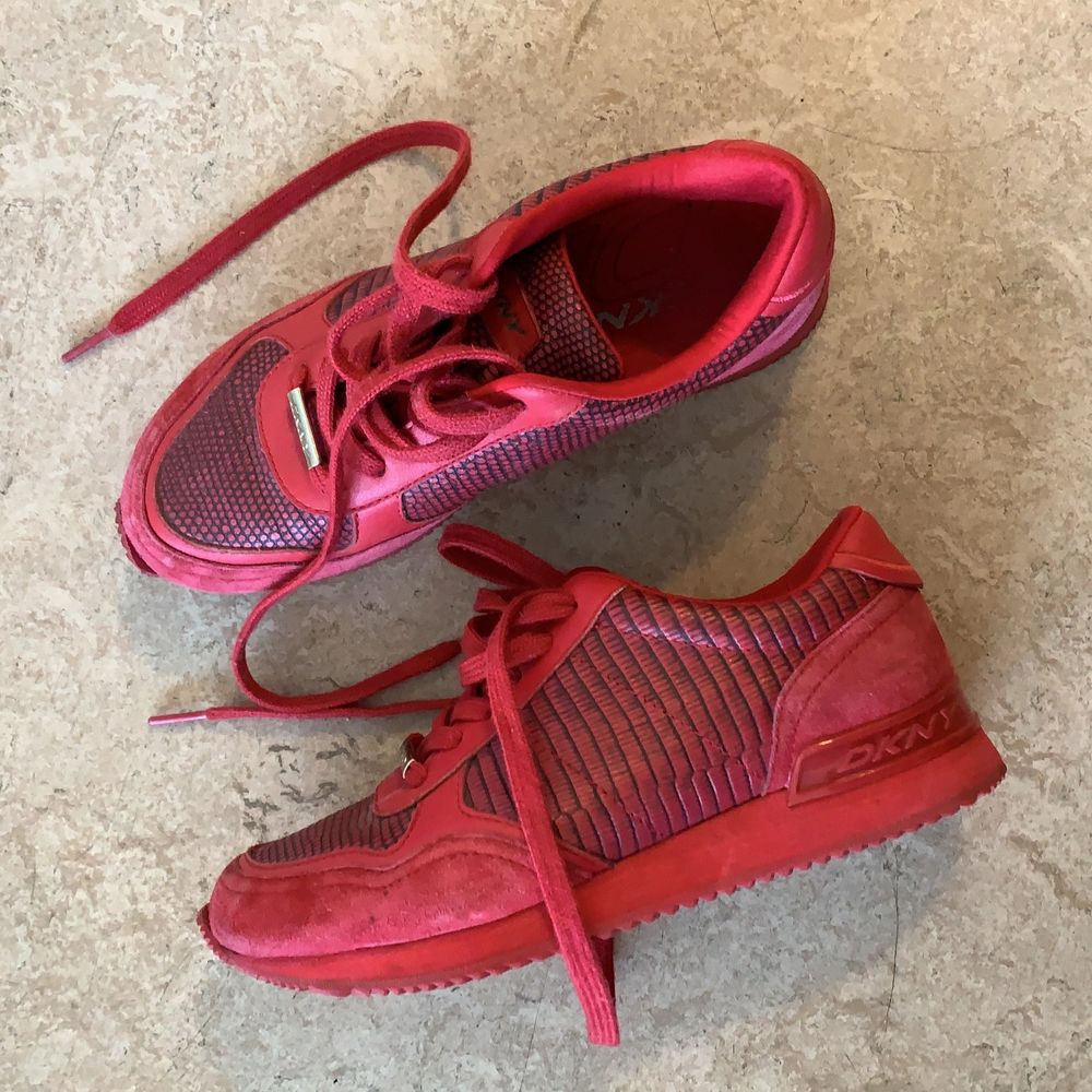 Röda sneakers, DKNY, 36 | Plick Second Hand