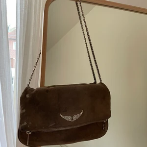 Zadig & Voltaire väska - Zadig väska i mocka som tyvärr fått målarfärg på sig, säljes därför billigt!