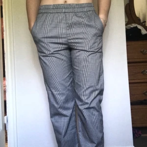Rutiga byxor - Säljer dessa fina byxor som jag älskat så länge! Inte min stil längre så hoppas att någon annan får njuta av dem istället, köpte för 400kr på Lindex för några år sedan🥰