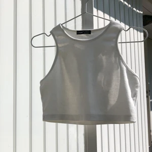 Tanktop - Superfin ribbad croptop, endast testad. Säljer då den är för liten för mig. Storlek L men liten i storleken så skulle säga att den mer passar storlek S. Köparen står för frakten.