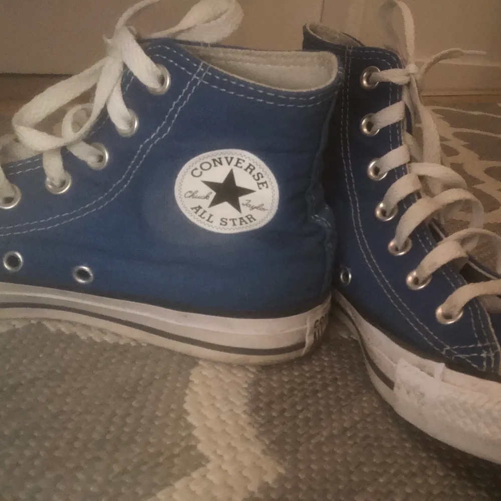 Ett par blå convers använda ungefär 2 gånger❤️ har ingen användning av dom eftersom att jag inte har en bra stil till just dom hära skorna:) (dom såg lite smutsiga ut av ljuset men tvätten också innan jag ger dom) PRIS: 950 . Skor.